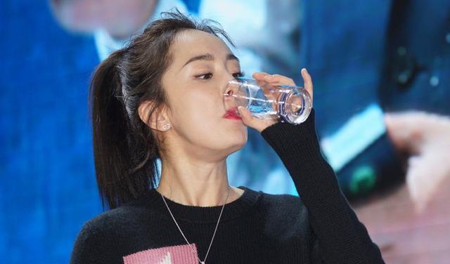 长期喝白开水与长期喝茶的人相比，谁的身体更健康？医生说出答案