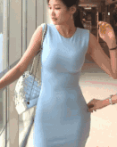 邪恶的妹纸动图GIF：这衣服有点紧啊，不，刚刚好