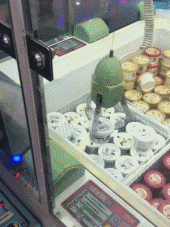 搞笑的动图GIF：酸奶盖子也可以舔啊！