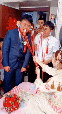 笑痛肚子的GIF：这还没入洞房，嘴就不能用了
