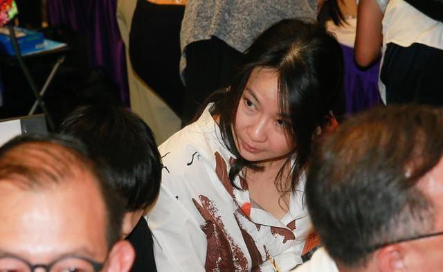 吴镇宇老婆:吴镇宇老婆虽然长相有点普通，但平时打扮的很有气质，素颜也不丑