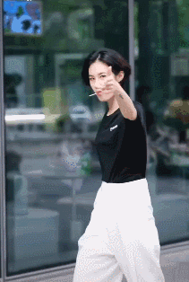 身材很好的美女GIF：犀利的眼神，尽显年轻人卓尔不群的独特个性