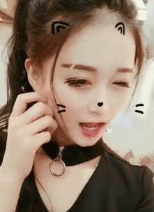 内涵美女的动态图GIF：这舌头，佩服佩服！速度也很快啊！