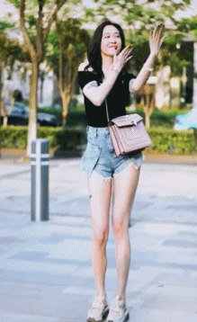 身材很好的美女GIF：腰肢纤柔的她突然不停摆动，特别招蚊子的样子。