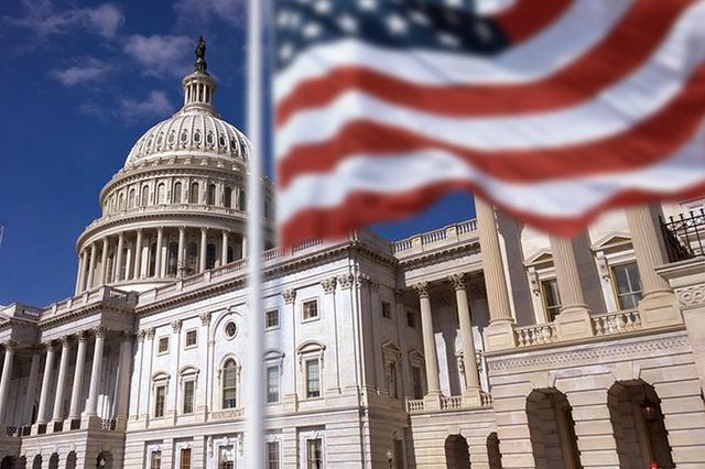 中国入世谈判中，朱镕基一拍桌子：龙永图，你不要再递条子了