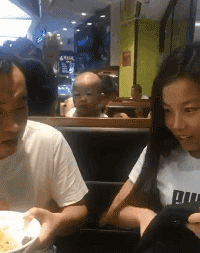冬天的搞笑动态图GIF：南方是划龙舟，东北是滑龙舟