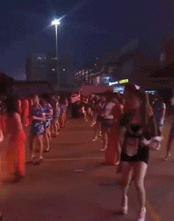 邪恶美女的动态图图片：这是我最喜欢看的一场广场舞