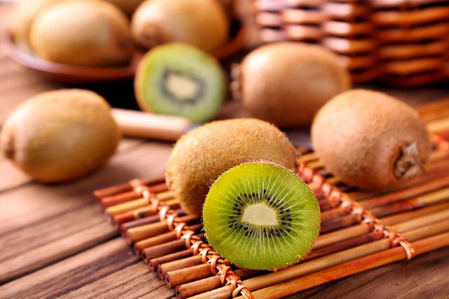 天气渐凉，水果选择应上心，这5种应季水果，或能助您提升免疫力