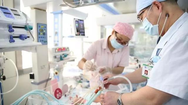 分娩之后能不能立刻“晒娃”？老辈人讲究“瞒生”，背后或有好处