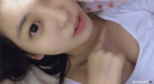 很性感的美女动图GIF图：看锁骨，看这里！