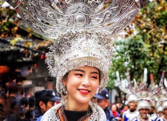 苗族女生手上戴银镯子是什么意思