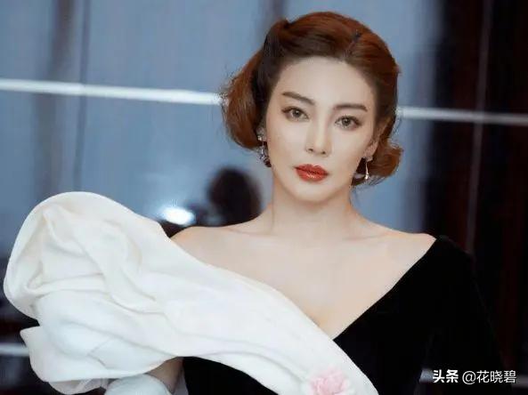 李柄熹为张雨绮在沙漠放烟花，贴心捂住耳朵，女友感动的眼眶湿润