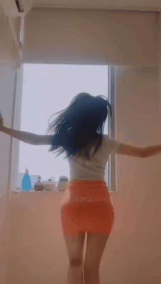美女邪恶图片GIF：妹子这小舌头，皮的很！