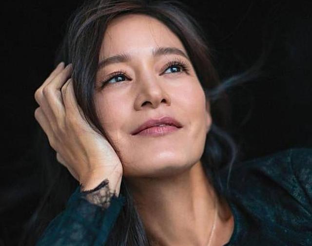 不惧13度的低温 41岁女星怀孕7个月下水拍照 2年前曾流产 天天要闻