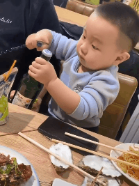 爆笑的GIF动态图片：正确的喝饮料姿势！我太难了！