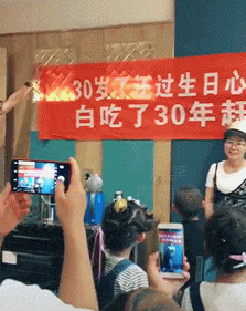 搞笑的GIF动态图：终于知道为什么姑娘不喜欢开SUV了