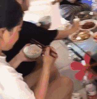 可爱美女的动态图GIF：太短了点，多摸几下更真实！