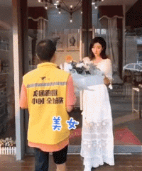美女的内涵图片会动的：美女，接过一下，谢谢！真是太失望了，哈哈哈哈