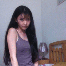 美女的另类动图GIF图：姑娘快别显摆了，这样会吃亏的
