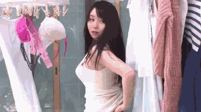 很邪恶的美女GIF动图：这个姿势是不是得给99分呀！