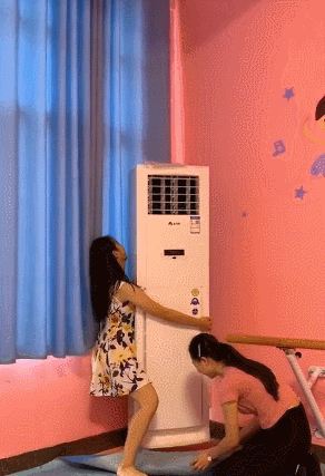偷偷看的美女GIF动图：妹子的高难度瑜伽动作！请保持！
