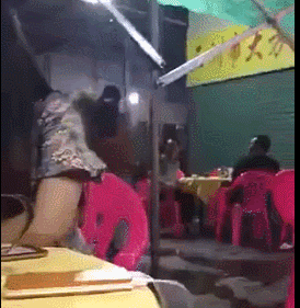 搞笑动图GIF图：偷人家老婆，还踩人家的车