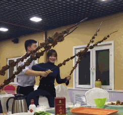 爆笑动图图片:妹子婚宴中对我放电,我可不能当做没发生过