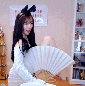 美女内涵动态图图片：以后接送孩子的重任，就交给我吧！