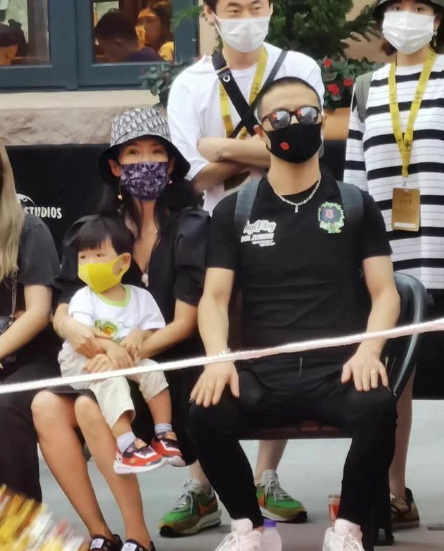 章子怡一家五口现身北京环影！汪峰梳小辫，她穿休闲装一眼被认出