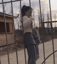 一波很大的美女GIF图片：一车的妖精，老衲等着收了你们呢！