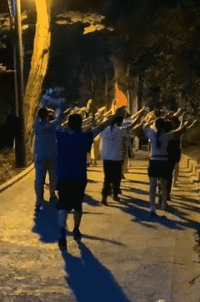 搞笑动态图片：大哥你这是欠踹的节奏啊！