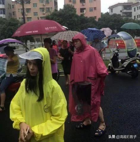 岳云鹏穿红雨衣接孩子放学？他妻子回应：我都差点认错