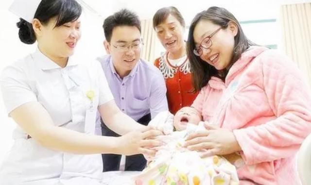 为啥老人认为冬天生孩子比夏天好？并非全是迷信，冬天生娃有优势
