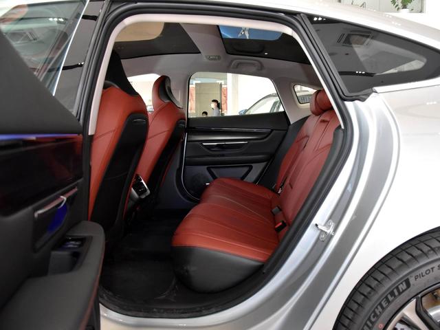 670km续航长途不慌，豪华行政级空间带快充，实拍小鹏汽车P7