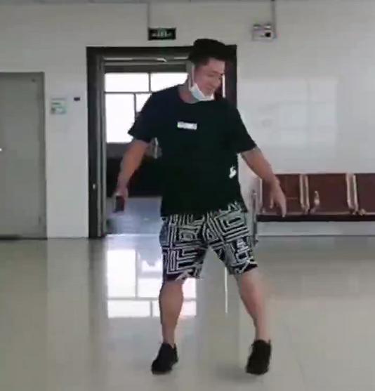 双胞胎儿子变“女儿”，产房外爸爸高兴地横着走，网友一片羡慕