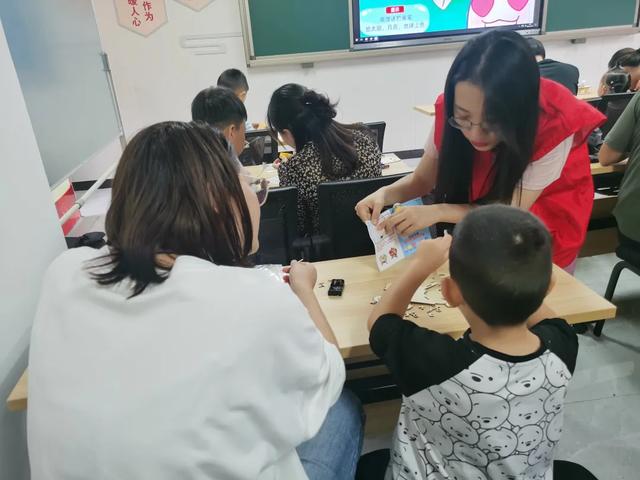 新时代文明实践丨五龙乡开展“探索科技小制作”亲子体验活动