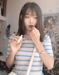 内涵美女GIF图片：女朋友怎么突然成了神经质？怎么办？