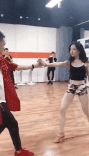 很诱惑的美女GIF：美女这臀抖得那叫一个韵律