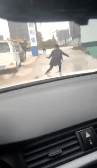 爆笑的动态图图片：这就是套路，女生都学着点！