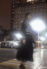 搞笑的GIF趣图：美女你这是上了三个男人的当啊！