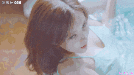美女邪恶动态图图片：这眼神，怕是在暗示什么吧！