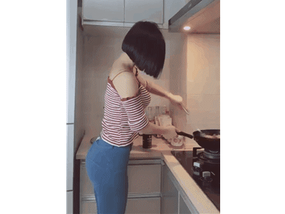 性感内涵的美女GIF：隔壁王嫂这炒菜动作