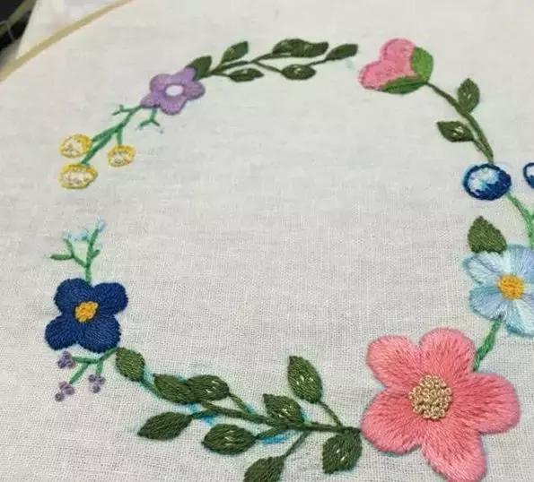 漂亮的花环怎么做(刺绣花环图片线稿)
