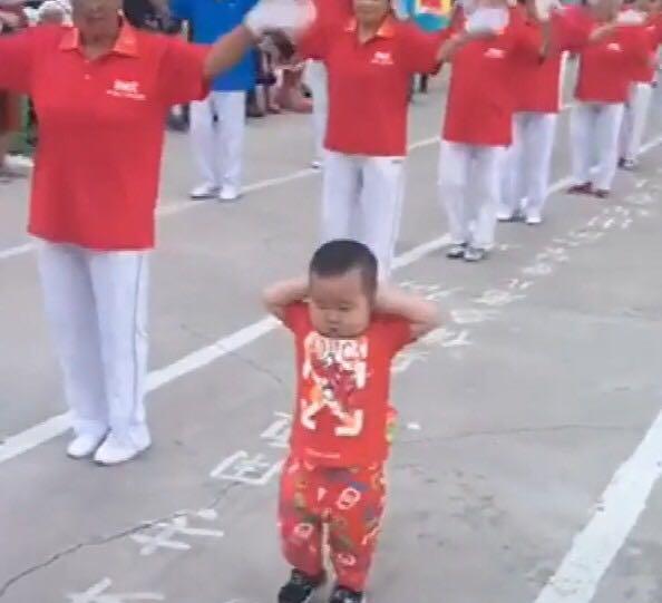 小孩子听到音乐就跳舞(小孩子听到音乐就跳舞了)