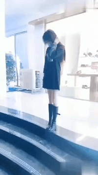 搞笑的动图GIF图片：妹子出忽意料的动作，闪瞎我的眼！