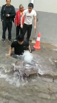 搞笑的GIF趣图：吃货宝宝大型翻车现场！