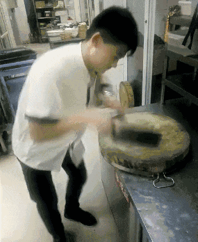 爆笑的GIF图片:三傻战吕布