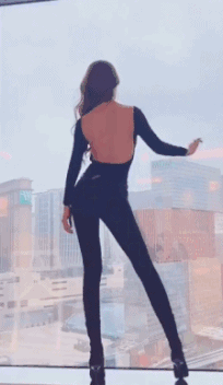 性感美女的邪恶GIF：我还以为她要用臀部擦玻璃