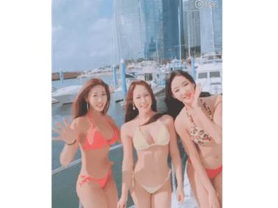 性感的美女GIF图片：我喜欢中间的，你呢？