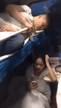爆笑的动图GIF图片：命根悬一线！这是一辈子的幸福当赌注啊！